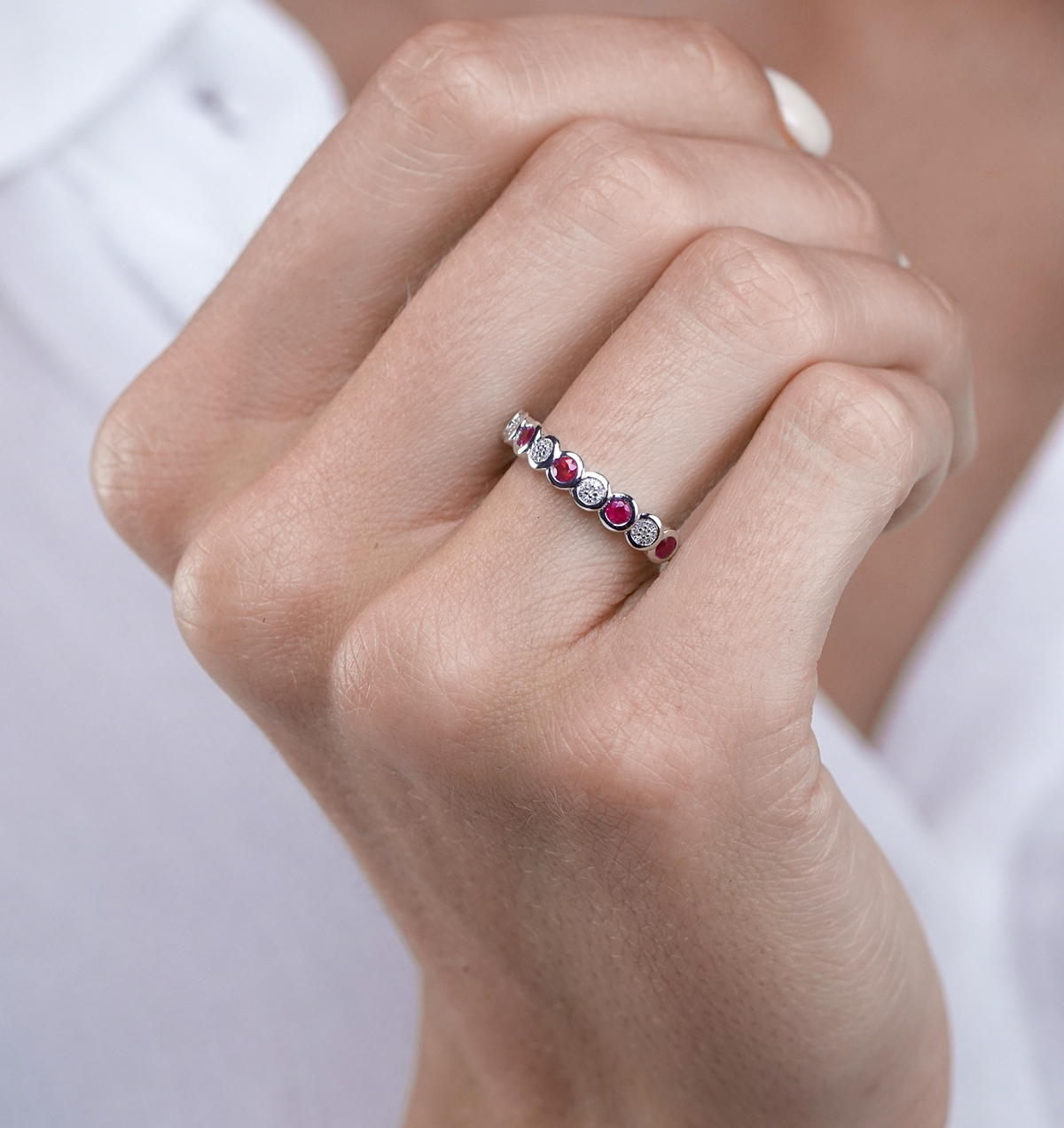 STELLATO RUBY AND DIAMOND ETERNITY RING IN 9K WHITE GOLD - Image 3